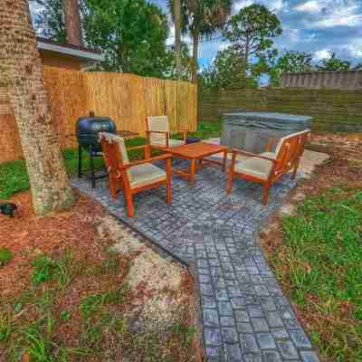 Indian River Escape ~ Hot Tub ~ Steps to River Hotel Exterior