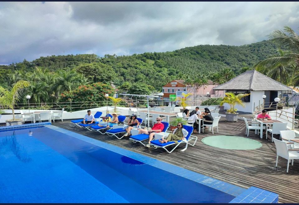 Taman Unique Hotel의 실내 수영장 및 휴식 공간 이미지