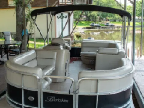 Family and pet friendly lake house on a quiet cove on Lake LBJ