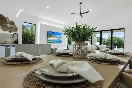 Gulf Haven Hideaway: Naples 4BD Oasis - Pool + Spa Отели рядом с достопримечательностью «Ровер Ран»