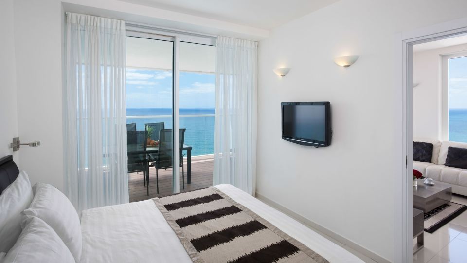 Island Luxurious Suites Hotel