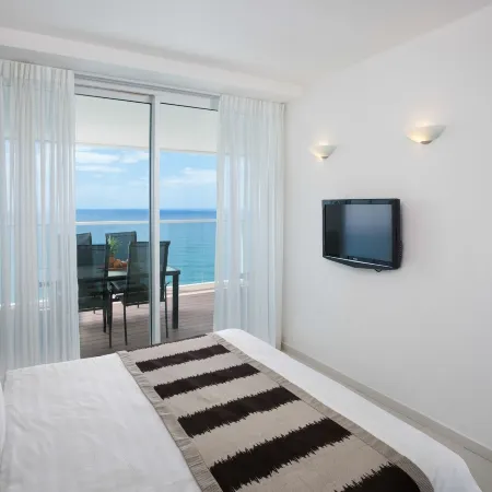 Island Luxurious Suites Hotel