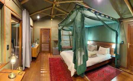 Ndhovu Safari Lodge Отели в г. Mahango