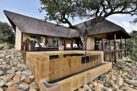 Amakhosi Safari Lodge & Spa Отели в г. Zululand DC