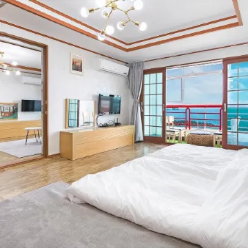 Jeju Badaaehyanggi Pension Отели рядом с достопримечательностью «Океанический парк Мара»