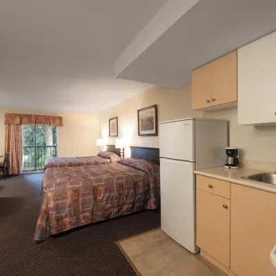 كاناديان إن Hotels near "‪The Glades, 561 172 St, Surrey, BC V3S 9P8‬"