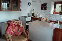 Inviting 2-Bed Cottage in Newcastle Emlyn - parking
