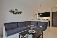 Penthouse & Apartments by the Sea Airport Airstay