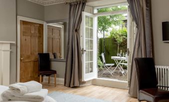 Joivy Boutique Apt with Patio in New Town