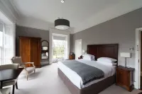 Belmont House Hotel Các khách sạn gần F E McWilliam Gallery