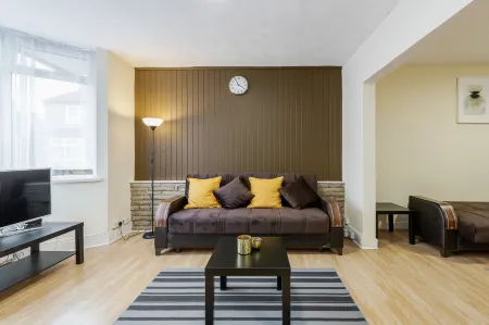 2-Bed House - Sleeps 7 & Free Parking