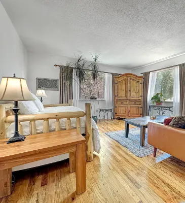 Rocky Mountain Inn Hotele w: 