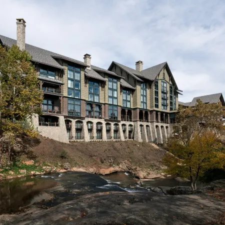 Grand Bohemian Lodge Greenville, Autograph Collection Отели рядом с достопримечательностью «Театр Warehouse»