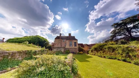 Castle Hotel Отели в г. Стейплгров