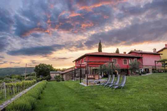 TouristFarm - Apartments "RED FAIRYTALE"