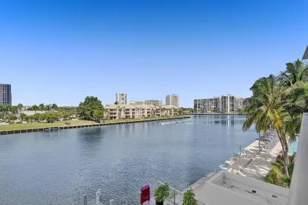 Amazing Apartments at H Beach House Отели в г. Голливуд