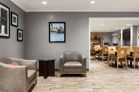 La Quinta Inn & Suites by Wyndham Chicago Tinley Park Отели рядом с достопримечательностью «Заказник Баттерфилд Крик Хедуотерс Ленд энд Уотер»