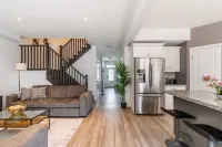 Globalstay. Waterfront 5Br Townhouse. Private Hot Tub, Gym, Sauna