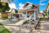 Enjoy Lakefront living with family!