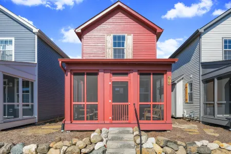 Modern Locktender Home and Functional Layout - Charming Retreat