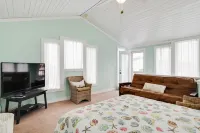 Charming Getaway with Beach Access and Cozy Comforts - Delightful Retreat