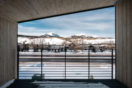 Mountain Views and Cozy Comfort - Stunning Silverthorne Retreat