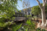 Charming Beach Hideaway with Garden View - Cozy Nautical Oasis
