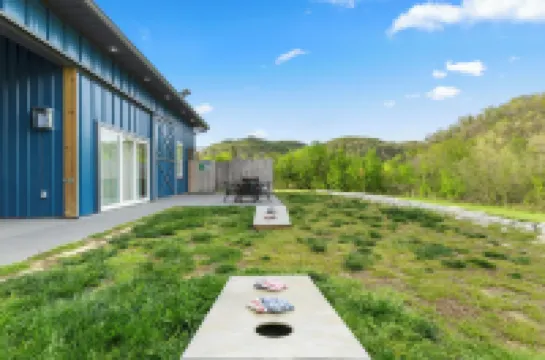 New Barndo/ATV Trailer Park/Outdoor Shower/HotTub