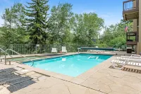 Updated condo overlooking Eagle River - minutes to Beaver Creek & Vail