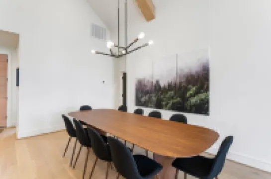 Modern Cabin with Hot Tub and Scenic Views - Inviting Mountain Retreat