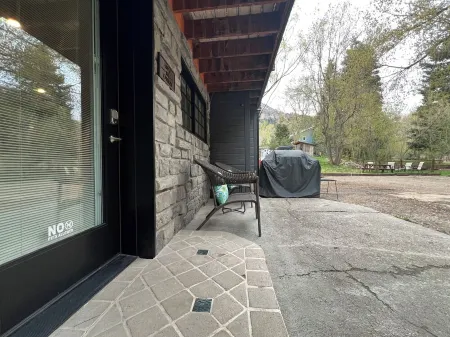 A Cozy and a Modern Retreat. Newly renovated -2 bed 1bath. Walk to everything!