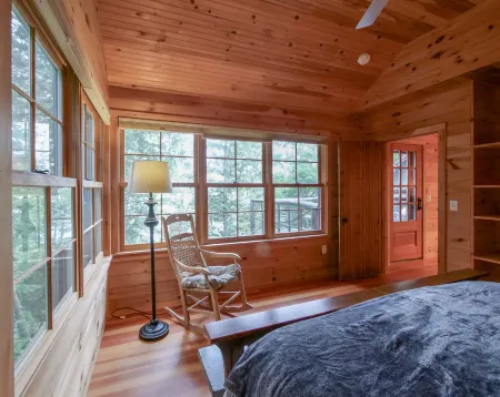 Classic Cabin with Modern Comforts and Views - Stunning Lakefront Oasis Отели рядом с достопримечательностью «Парк Козуэй»