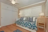 Charming Retreat with Outdoor Dining and Cozy Living Space - Inviting Oasis