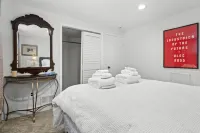 Charming Springfield Escape with Outdoor Deck - Cozy Tranquil Retreat Hotels in North Springfield