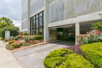 Luxurious Retreat - Private Pool, Parking, Poolside Oasis