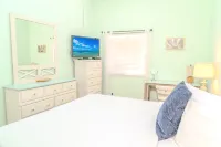 Spacious Modern Condo with Pool Access - Stunning Retreat Hotels in Garden City