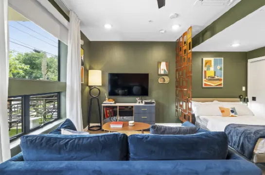 Charming Oasis with Turntable and Vinyl Collection - Delightful Hideaway