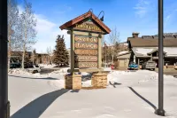 Private Rooftop Deck and Breathtaking Views - Stunning Mountain Escape Hotels in Silverthorne