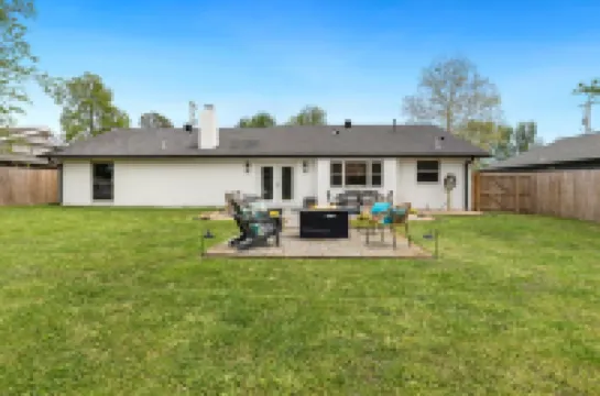 Biking Haven and Backyard Oasis - Charming Retreat