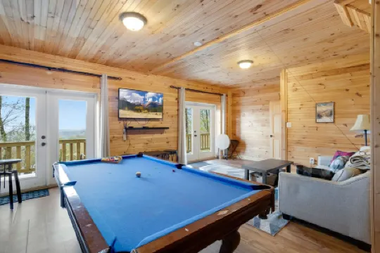 Mountain Lodge with Game Room and Scenic Views - Charming Retreat