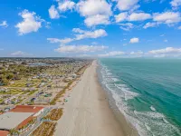 Cozy Living Area and Private Balcony - Charming Coastal Oasis Hotel di Surfside Beach