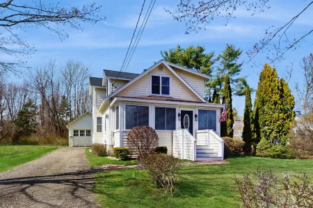 Quaint Bungalow Отели в г. Кеннебанк