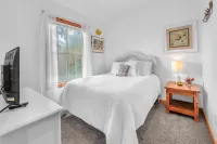 Sandy Feet Cottage & the Blacklight Game Room