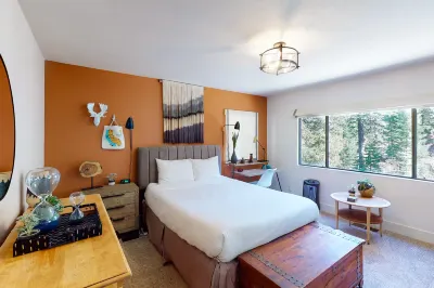 Modern cabin w/beautiful views, private gas grill, W/D, and wood fireplace Hotels near Camp Green Meadows