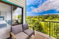 Golf course views with pool access, balcony & grill - prime location