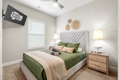Rooftop Patio and Game Room Oasis - Exquisite Urban Retreat Hoteles en Clarksville