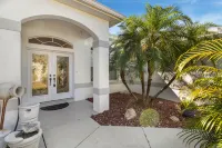 Sparkling Pool and Lush Backyard Oasis - Charming Vacation Retreat Hotels in North Port