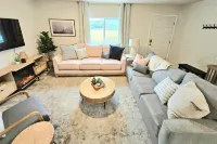 Private Hot Tub and Spacious Layout - Serene Modern Escape