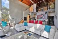 Bucolic Charm and Hot Tub - Sophisticated Modern Retreat Hotels in Hays County