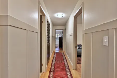 Cozy Fireplace and Lush Garden Oasis - Funky Eclectic Retreat Отели рядом с достопримечательностью «Paramount Theater»